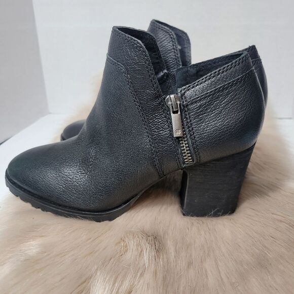 Lucky Brand Natalee Heeled Lugged Sole Side Zip Ankle Bootie Size 7.5 - Picture 3 of 10